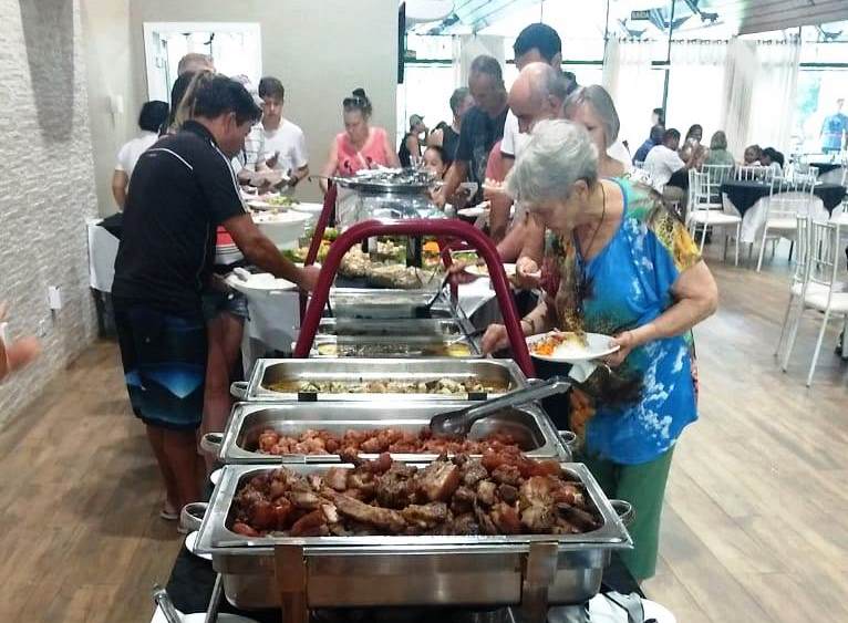 Almoco_servindo.jpeg