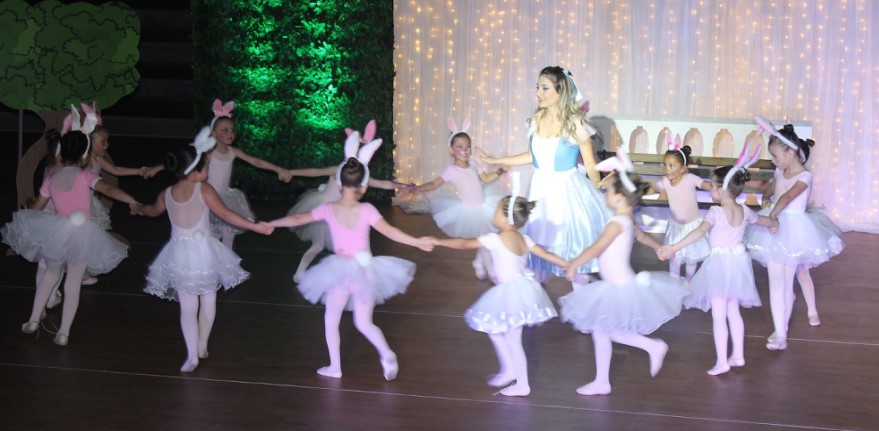 No encerramento do ano, balé brilha na apresentação de Alice no País ...